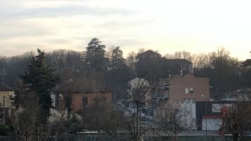 Zona residencial con casas, árboles y una cancha deportiva cercada.