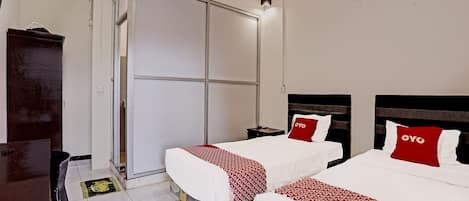 Kahden hengen standard-huone (kaksi sänkyä) | Kannettavalle tietokoneelle sopiva työtila, ilmainen Wi-Fi