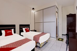 Standard Twin Room | Laptop workspace, free WiFi, bed sheets - OYO 91861 Pemuda Kemuning Guest House (Samarinda)