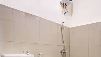 Kamar Twin Standar | Kamar mandi | Shower, handuk, dan tisu toilet