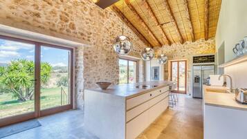 Een koelkast, een oven, een kookplaat, een vaatwasser