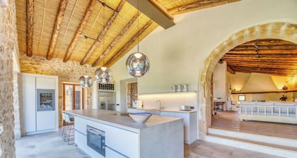 Spacious country house with chill-out pool area, barbecue area and extensive garden