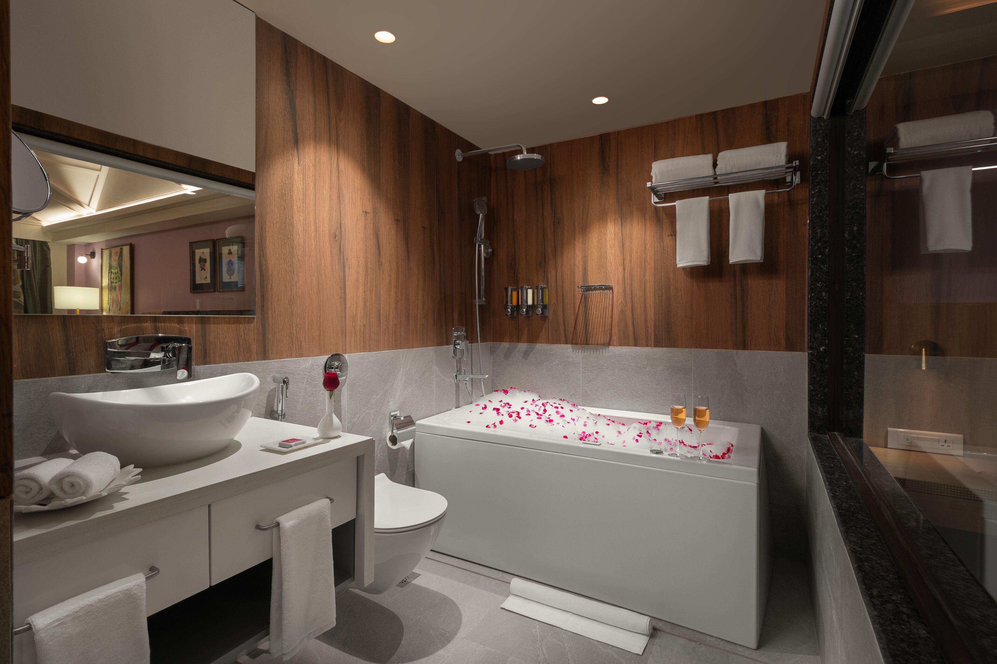 Une salle de bain moderne avec une baignoire sur pieds, un grand lavabo et des toilettes.