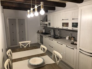 Jääkaappi, uuni, liesi, astianpesukone