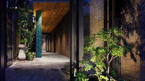 Een modern gebouw met een houten plafond, bakstenen muren en een glazen ingang.
