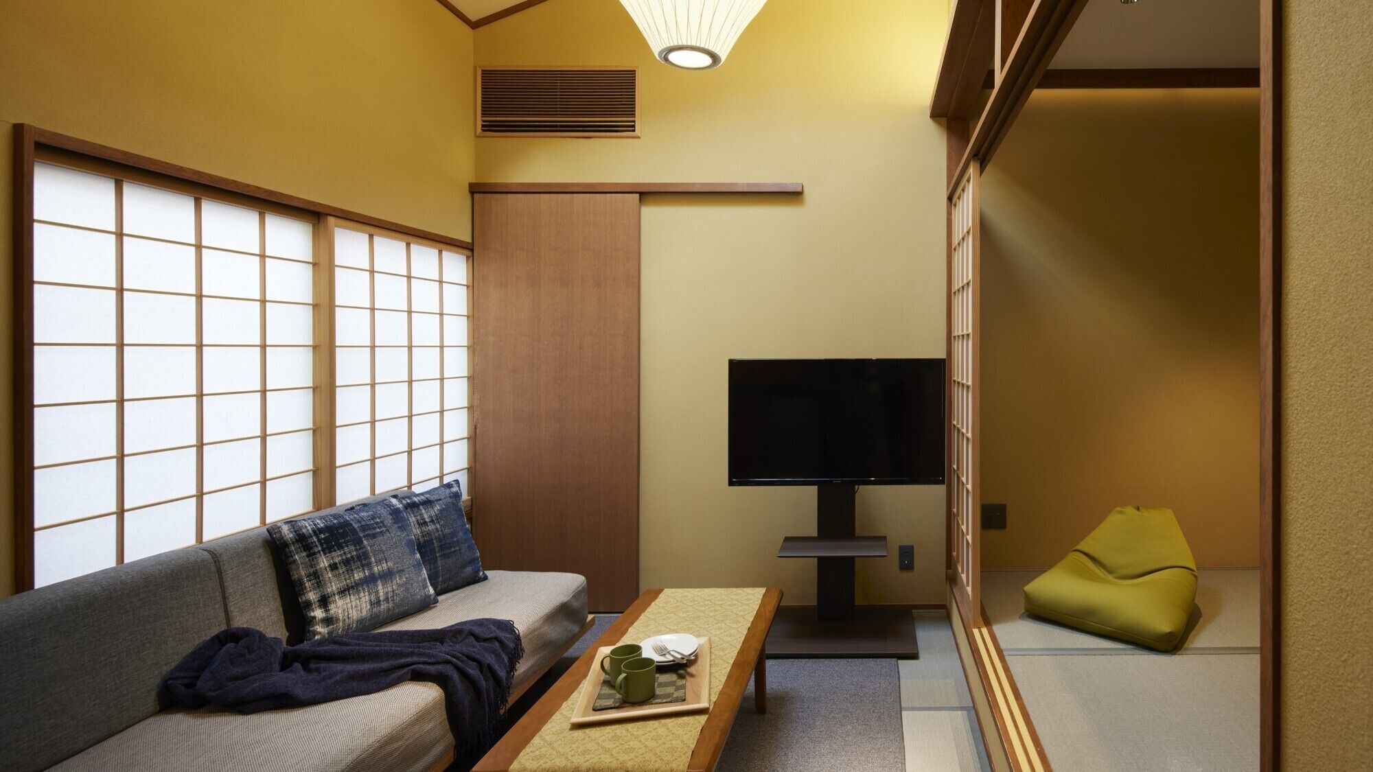 デラックス 4 人部屋 2 ベッドルーム 禁煙 | リビング エリア | 48 インチの薄型テレビ (デジタル放送視聴可)、テレビ