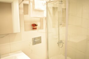 Departamento familiar | Baño | Regadera, amenidades de baño gratuitas, secadora de cabello, toallas 