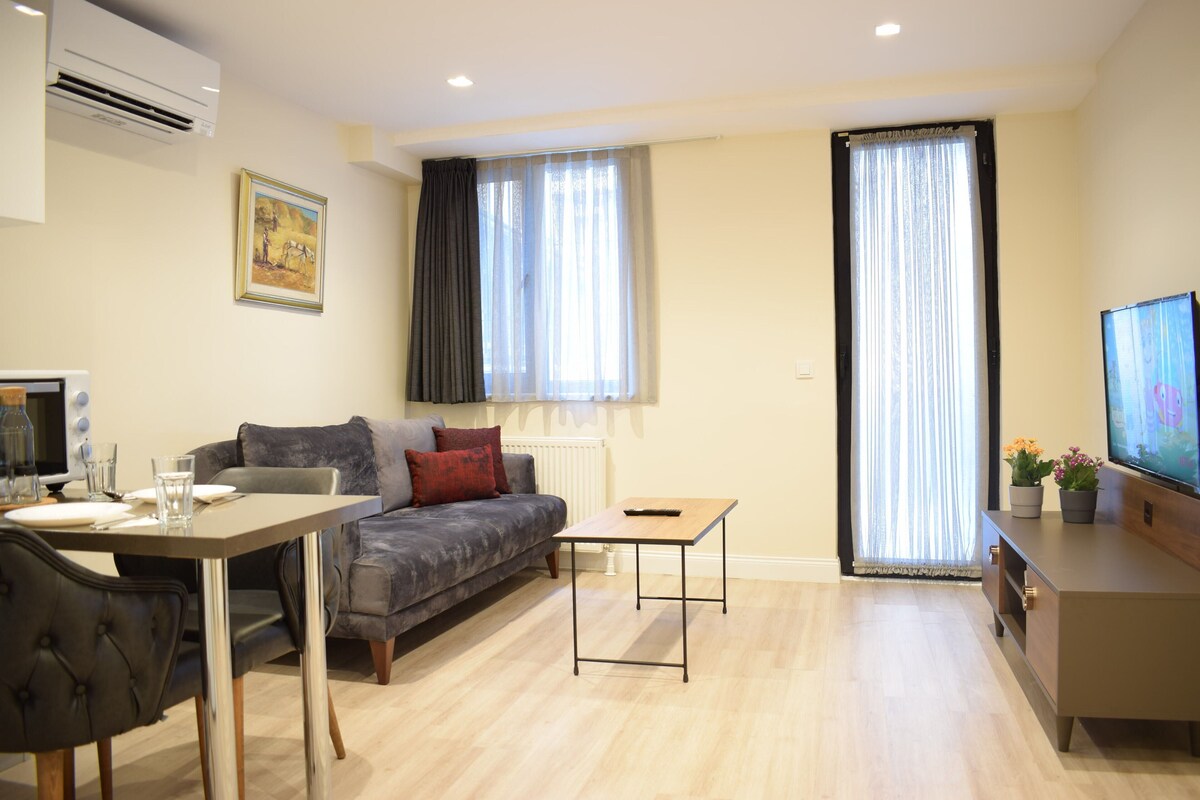 Departamento Confort | Área de sala de estar | Televisión LCD de 106 cm con canales digitales, televisión y Netflix 