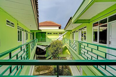 SPOT ON 91325 Pondok Hijau Guest House Syariah