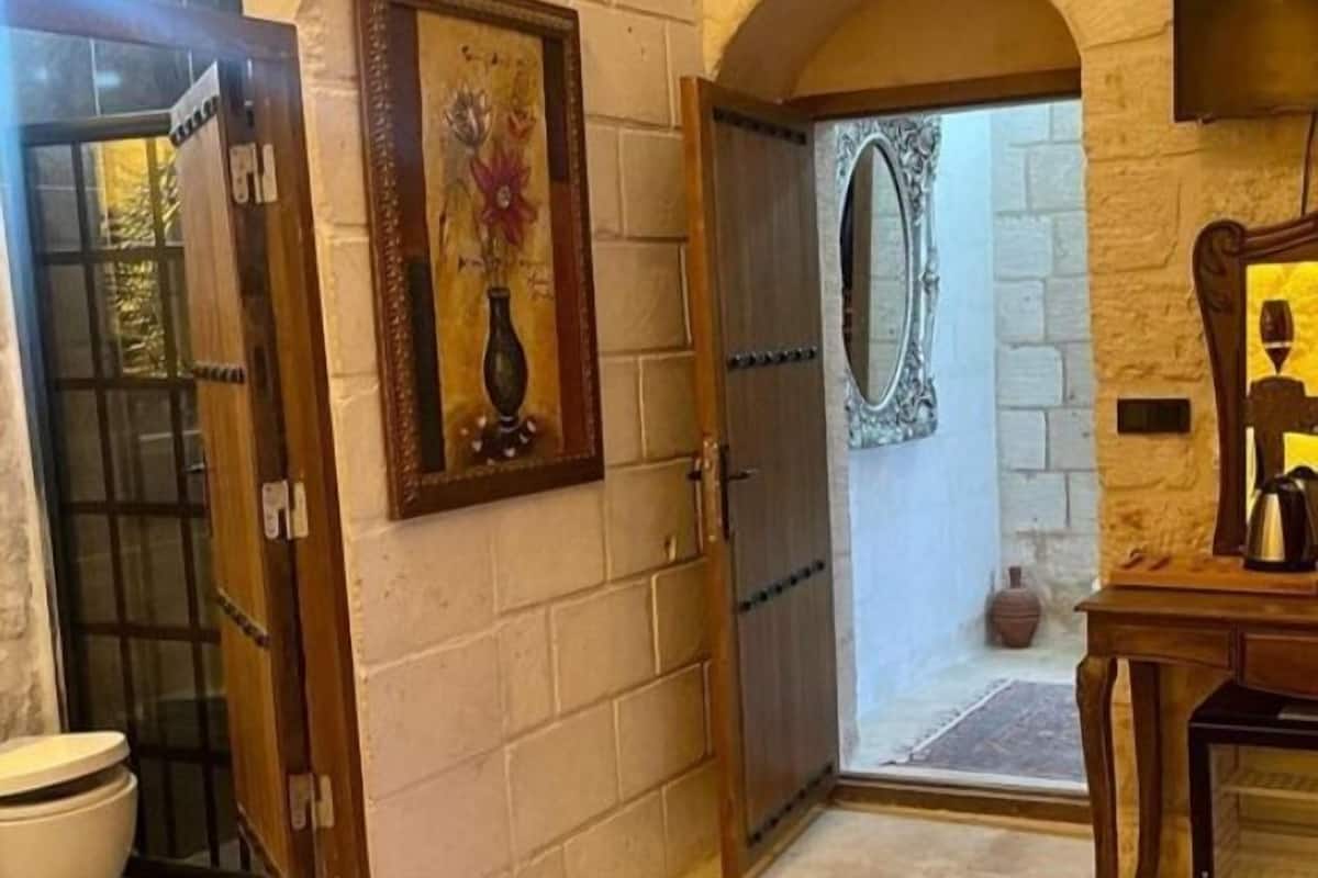 Caja de seguridad en la habitación, muebles diferentes y escritorio