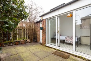 Exterior detail - Hurley House, 4 bedroom house near Manchester Airport (Cheadle)