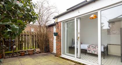 Hurley House, 4 bedroom house near Manchester Airport