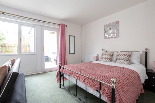 Hurley House, 4 bedroom house near Manchester Airport