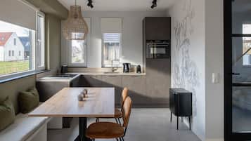 Kühlschrank, Mikrowelle, Herdplatte, Wasserkocher