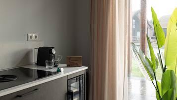 Køleskab, kogeplade, elkedel, brødrister