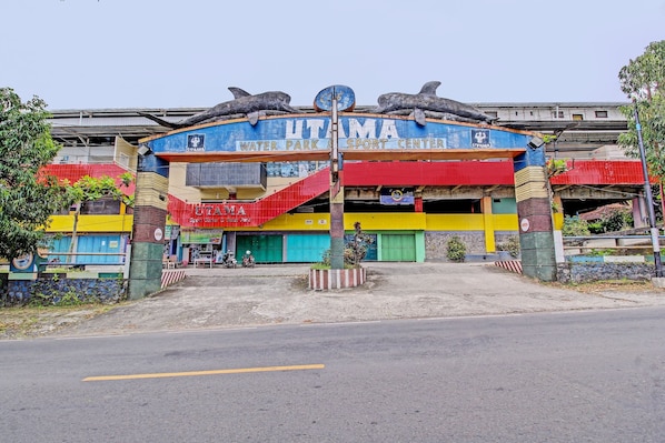 A colorful building with a sign reading "UTAMA WATER PARK & SPORT CENTER". - OYO Life 92032 Utama Hotel & Karaoke (Trenggalek)