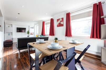 Renfrew House: 5 minutes from M61, Large Detached House with 5 Bedrooms