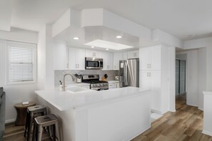 Frigorifero, microonde, forno, piano cottura