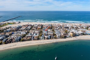 Una spiaggia nelle vicinanze