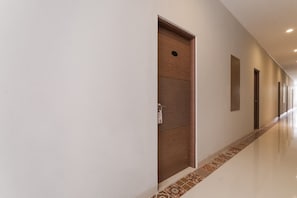 Desk, bed sheets - Super OYO Collection O 90023 Damar Kusumo Guest House (Depok)