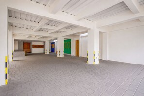Un amplio espacio interior con techo alto y suelo de baldosas.