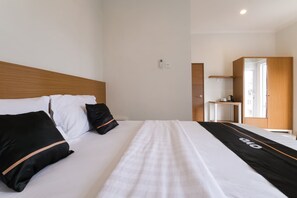 Escritorio y ropa de cama 