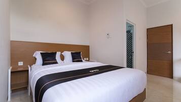 Deluxe Double Room | Desk, bed sheets