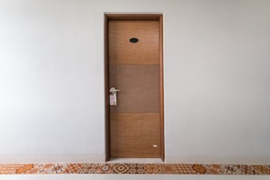 Habitación doble Deluxe | Escritorio y ropa de cama 