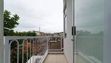 Deluxe Double Room | Desk, bed sheets