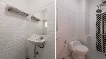 Deluxe Double Room | Bathroom | Shower, towels, toilet paper
