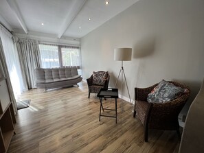 Decoración personalizada, muebles diferentes y escritorio 