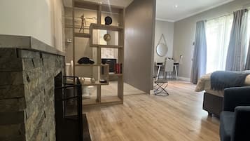 Luxury Room | Individually decorated, individually furnished, desk, laptop workspace