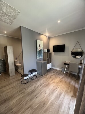 Luxury Room | Individually decorated, individually furnished, desk, laptop workspace