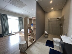 Individually decorated, individually furnished, desk, laptop workspace - Le Ciara (Randburg)