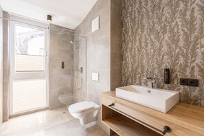 Een douche, handdoeken