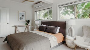 5 bedrooms, iron/ironing board, free WiFi, bed sheets - Baybreeze, 18 Tomaree Road - WiFi, Air Conditioning, Kitchenette (Shoal Bay)