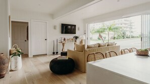 Smart TV - Baybreeze, 18 Tomaree Road - WiFi, Air Conditioning, Kitchenette (Shoal Bay)
