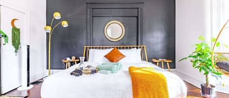 5 slaapkamers, een kluis op de kamer, een bureau