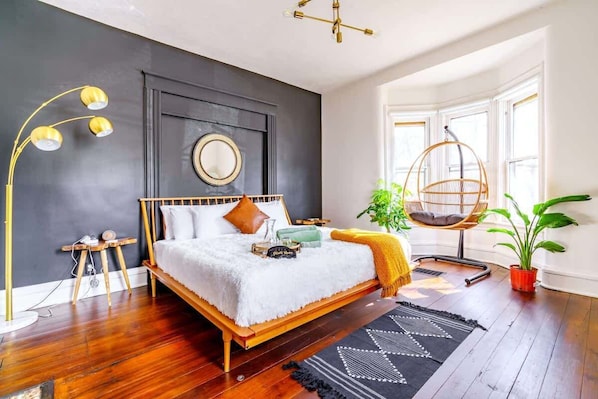 5 habitaciones, tabla de planchar con plancha y cuna de viaje