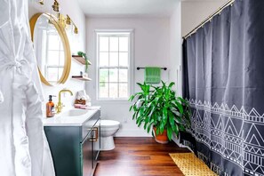 Articles de toilette écologiques, sèche-cheveux, serviettes fournies