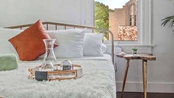 2 quartos, cofres nos quartos, escrivaninha