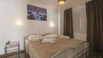 2 Schlafzimmer, Zimmersafe, Schreibtisch, Bügeleisen/Bügelbrett