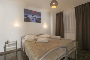 2 makuuhuonetta, tallelokero huoneessa, työpöytä, silitysrauta/-lauta