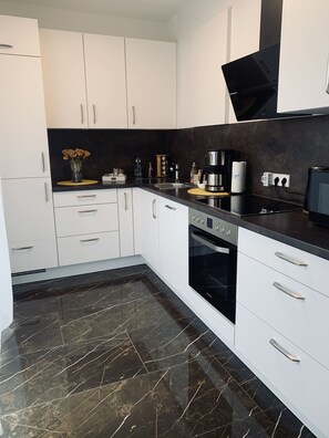 Kühlschrank, Mikrowelle, Ofen, Herdplatte