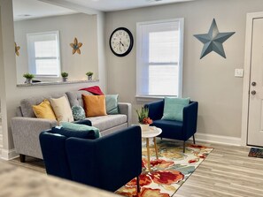 Smart-TV, Tischfußball, Arbeitsbereiche