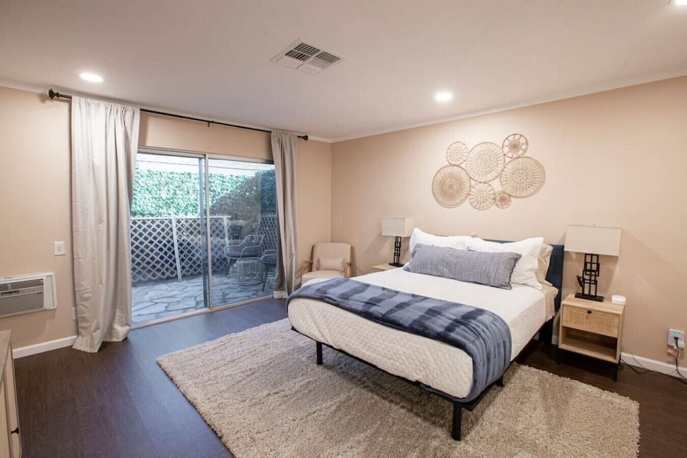 3 habitaciones, escritorio, tabla de planchar con plancha y wifi gratis 