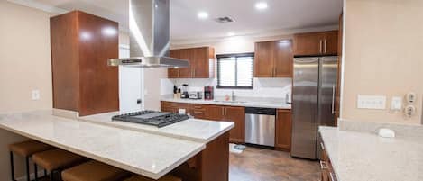 Refrigerador, microondas, horno, placa de cocina