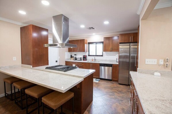 Refrigerador, microondas, horno, placa de cocina