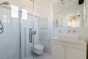 Shower - GuestHost - San Marco view of Venetian rooftops Apartment (Venezia)