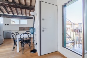 Dining - GuestHost - San Marco view of Venetian rooftops Apartment (Venezia)